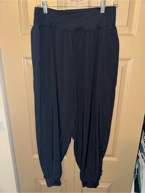 NWT - Halara Breezeful Crossover High Waisted Quick Dry Yoga Joggers (black)